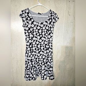 Sundress, cute daisy flower pattern, size medium